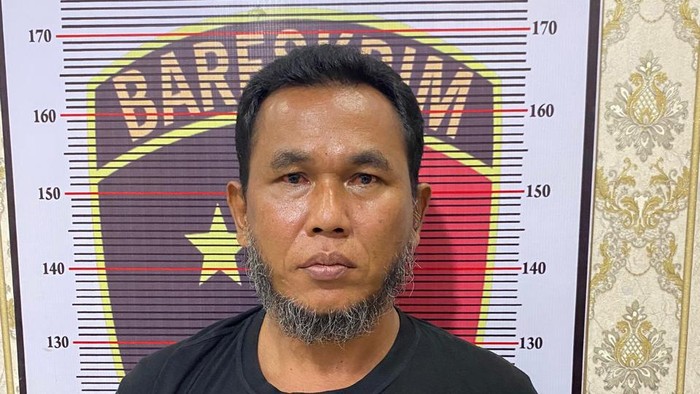 Pria inisial A (48) saat diamankan Polres Limapuluh Kota. (dok. Polres Limapuluh Kota)