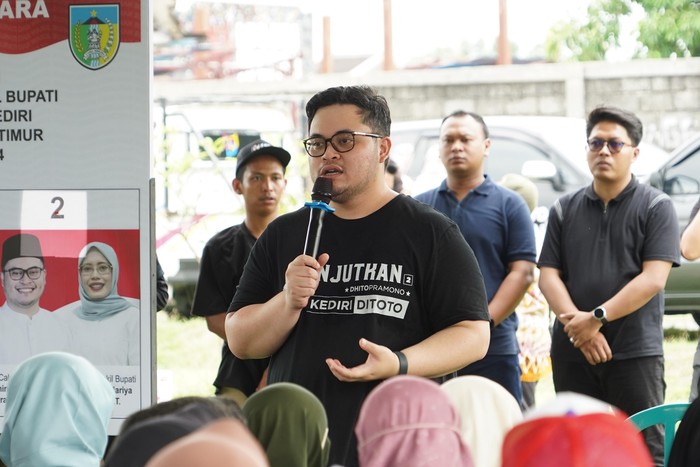Program sekolah gratis yang dijalankan calon bupati Kediri Hanindhito Himawan Pramana di periode pertama kepemimpinannya terbukti memberikan manfaat bagi masyarakat.