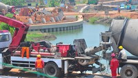 Pembangunan kolam retensi atau waduk penampungan air hujan dalam jangka waktu tertentu seluas lima hektare oleh Kementerian PUPR dengan APBN sebesar Rp350 miliar itu pengerjaannya sudah mencapai 80 persen. 