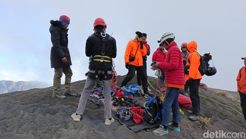 Proses evakuasi jenazah Kaifat Rafi Mubarok (16), pendaki asal Jakarta terjatuh di Gunung Rinjani, Lombok Timur, NTB. (Dok. Kantor SAR Mataram)