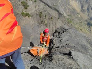 Momen Dramatis Petugas Evakuasi Jasad Pendaki yang Tewas di Gunung Rinjani