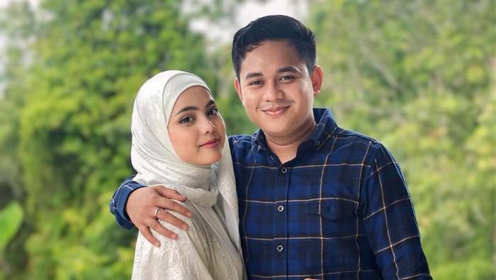 Putri Isnari DA dan sang suami Abdul Aziz