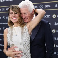 Sesekali Richard merangkul Alejandra dari belakang saat diwawancara di karpet merah. Alejandra langsung menyambutnya dengan senyum sukacita.  (Foto: Andreas Rentz/Getty Images for ZFF)