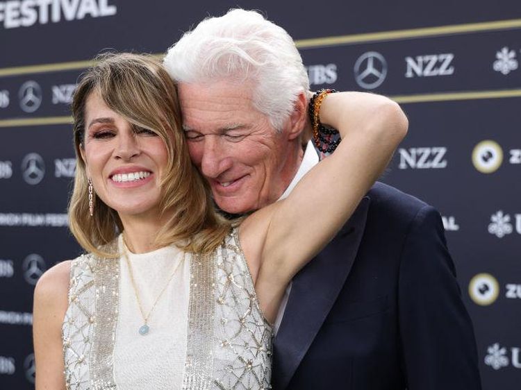 7 Momen Mesra Richard Gere dan Istri di Karpet Merah, Terpaut 34 Tahun