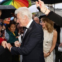 Di acara tersebut, Richard sempat menyapa penggemar yang menantinya. Alejandra setia mendampingi.  (Foto: Andreas Rentz/Getty Images for ZFF)