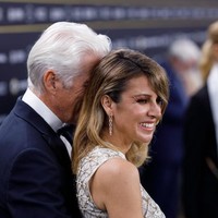 Richard Gere berusia 75 tahun, atau 34 tahun lebih tua dari sang istri. Namun, perbedaan usia yang tersebut tak mengurangi keintiman mereka. (Foto: Joshua Sammer/Getty Images for ZFF)