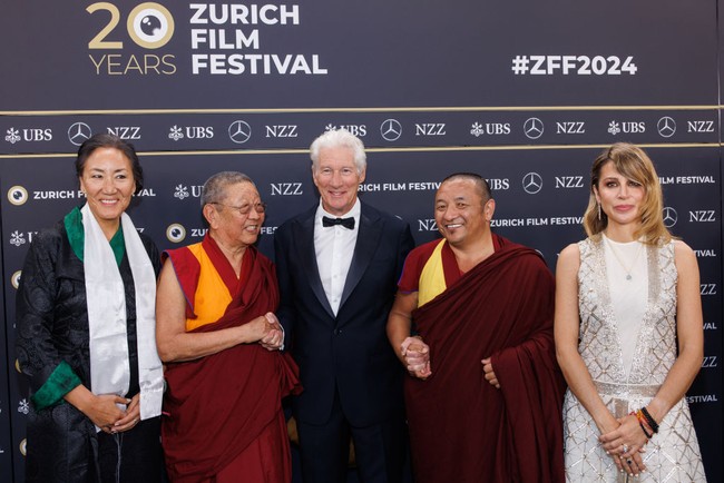 Wisdom of Happiness merupakan film dokumenter yang menampilkan Dalai Lama, pemimpin spiritual Budha, membagikan wejangan hidup yang bijak. Film tersebut sebelumnya juga sudah diputar di Venezia Film Festival 2024. (Foto: Joshua Sammer/Getty Images for ZFF)
