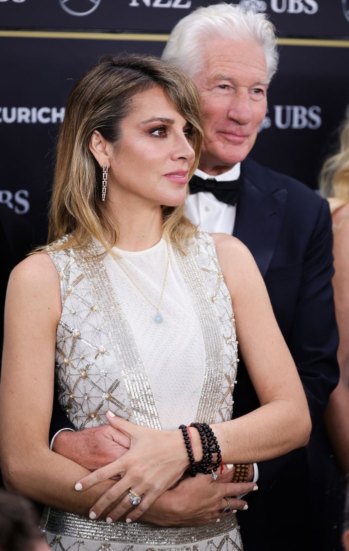 Richard Gere dan istri, Alejandra ZURICH, SWITZERLAND - OCTOBER 08: Richard Gere arrives for the