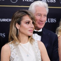 Muncul di karpet merah, pasangan yang menikah pada 2018 ini tak ragu untuk menunjukkan kemesraan mereka. (Foto: Andreas Rentz/Getty Images for ZFF)