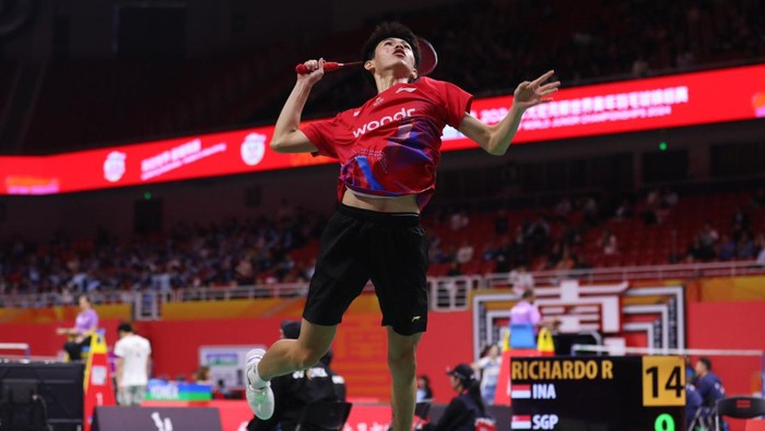 Tiga tunggal putra Indonesia Bismo Raya Oktora, Moh Zaki Ubaidillah, dan Richie Duta Richardo  mengamankan tiket ke babak 16 besar Kejuaraan Dunia Junior 2024.
