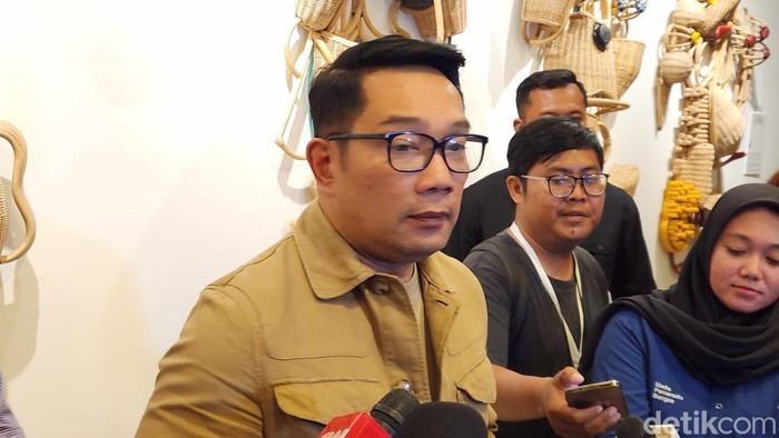Ridwan Kamil bertemu Sandiaga Uno dalam pameran seni di Kemang, Jaksel