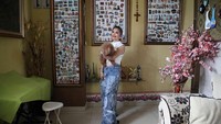Di sisi lain ruang tamu, ada koleksi souvenir berupa magnet yang tersimpan dalam frame dan lembari berlapis kaca. Foto: Pradita Utama