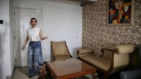 Saat turun ke basement, ada kamar yang digunakan sebagai studio, pintu menuju garasi, dapur kotor, dan sofa. Foto: Pradita Utama