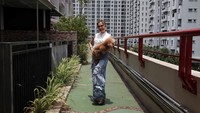 Di belakang basement ada ruang outdoor yang dibatasi pagar hitam. Di sisi luar pagar terdapat jogging track. Foto: Pradita Utama