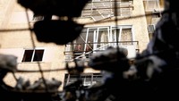 Serangan roket terbaru yang ditembakan dari Lebanon berhasil mengenai apartemen di Kiryat Yam, Israel utara.