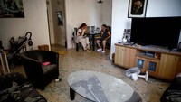 Bagian dalam apartemen mengalami kerusakan.
