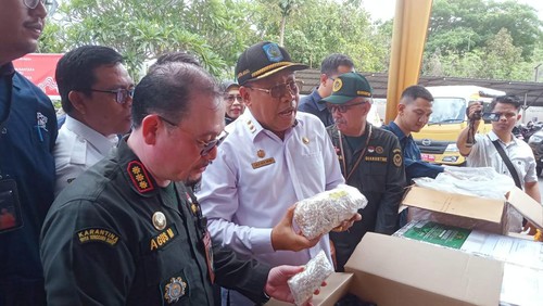 Sekda NTB Lalu Gita Ariadi (baju putih) saat melepas ekspor vanili dan mutiara laut senilai Rp 17 miliar di Pelabuhan Lembar, Kabupaten Lombok Barat, NTB, Rabu (9/10/2024).
(Dokumen Pemprov NTB)