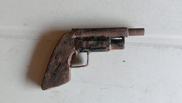 Pria bernama Iwan di Kabupaten Poso, Sulawesi Tengah (Sulteng), menemukan senjata api (senpi) rakitan jenis revolver yang sudah berkarat di pinggir pantai saat istirahat di bawah pohon.