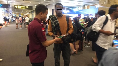 Seorang warga negara (WN) Nigeria berinisial OAC dideportasi melalui Bandara I Gusti Ngurah Rai, Bali, karena sengaja menghilangkan paspor, Selasa (8/10/2024). (Foto: Dok. Imigrasi Ngurah Rai)