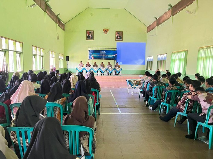 siswa siswi diajak tertib lalu lintas di kota blitar