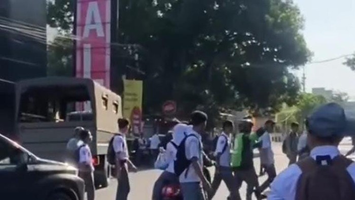 Siswa SMA Negeri 1 Makassar, Sulawesi Selatan (Sulsel) berinisial SMA (15) babak belur diduga dikeroyok seniornya di depan sekolah.