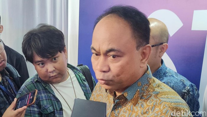 Menteri Komunikasi dan Informatika (Menkominfo), Budi Arie Setiadi, menegaskan kepada masyarakat di Indonesia, untuk tidak salah memandang hacker yang kerap kali menjadi biang kerok kebocoran data. Ia mengingatkan, seharusnya orang-orang menyalahkan hacker.