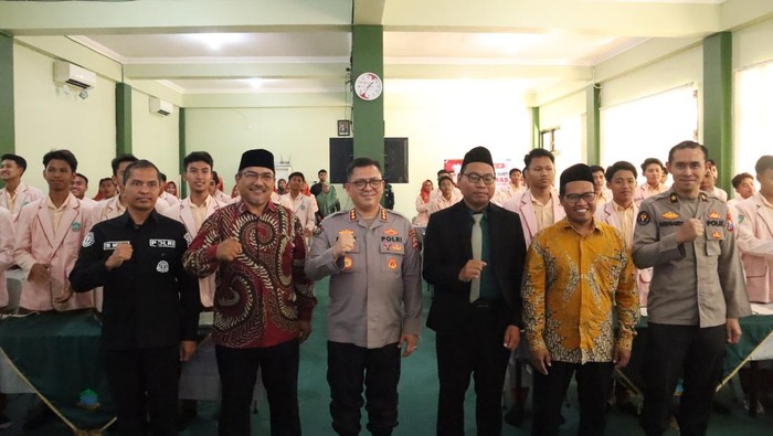 Sosialisasi Terorisme Musuh Kita Bersama di Pondok Pesantren Bumi Sholawat, Sidoarjo