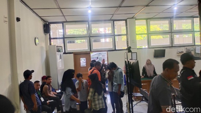 Suasana sebelum sidang tuntutan kasus pembunuhan siswi SMP di Palembang.