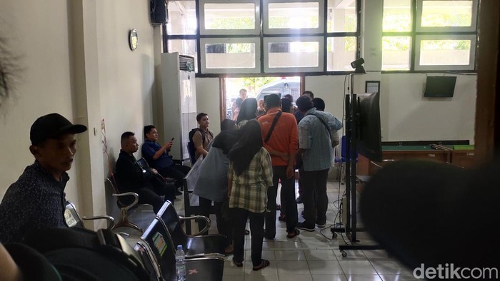Suasana sebelum sidang tuntutan tiga terdakwa pembunuhan siswi SMP di Palembang.