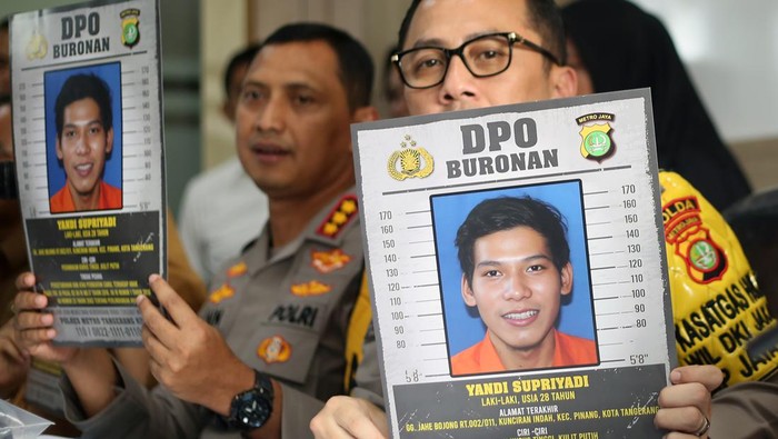 Polisi menghadirkan tersangka Sudirman (tengah) dan Yusuf Bachtiar (kanan) sebagai tersangka kasus dugaan pelecehan seksual (rudapaksa) terhadap puluhan anak penghuni Panti Asuhan Darussalam An Nur saat rilis kasus itu di Mapolres Metro Tangerang Kota, Tangerang, Banten, Selasa (8/10/2024). Dalam kasus tersebut polisi menetapkan 3 tersangka yakni Sudirman selaku ketua yayasan, Yusuf Bachtiar selaku pengasuh dan 1 tersangka yang masuk dalam daftar pencarian orang (DPO) Yandi Supriyadi. ANTARA FOTO/Muhammad Iqbal/Spt.