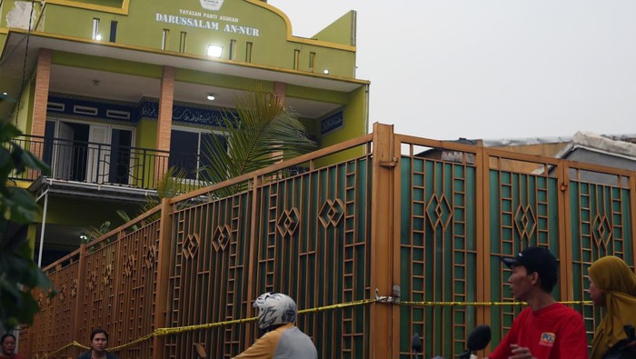 Polisi menghadirkan tersangka Sudirman (tengah) dan Yusuf Bachtiar (kanan) sebagai tersangka kasus dugaan pelecehan seksual (rudapaksa) terhadap puluhan anak penghuni Panti Asuhan Darussalam An Nur saat rilis kasus itu di Mapolres Metro Tangerang Kota, Tangerang, Banten, Selasa (8/10/2024). Dalam kasus tersebut polisi menetapkan 3 tersangka yakni Sudirman selaku ketua yayasan, Yusuf Bachtiar selaku pengasuh dan 1 tersangka yang masuk dalam daftar pencarian orang (DPO) Yandi Supriyadi. ANTARA FOTO/Muhammad Iqbal/Spt.
