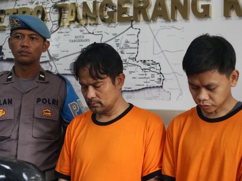 Polisi menghadirkan tersangka Sudirman (tengah) dan Yusuf Bachtiar (kanan) sebagai tersangka kasus dugaan pelecehan seksual (rudapaksa) terhadap puluhan anak penghuni Panti Asuhan Darussalam An Nur saat rilis kasus itu di Mapolres Metro Tangerang Kota, Tangerang, Banten, Selasa (8/10/2024). Dalam kasus tersebut polisi menetapkan 3 tersangka yakni Sudirman selaku ketua yayasan, Yusuf Bachtiar selaku pengasuh dan 1 tersangka yang masuk dalam daftar pencarian orang (DPO) Yandi Supriyadi. ANTARA FOTO/Muhammad Iqbal/Spt.