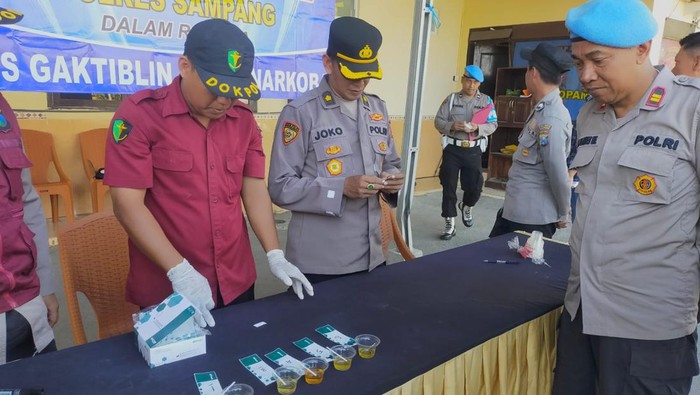 tes urine polres sampang