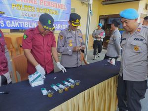 Personel Polres Sampang Dites Urine Pastikan Bebas Narkoba
