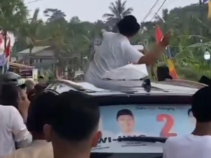 Viral beredar, video yang memperlihatkan seorang pria membagikan duit dari atas mobilnya di Pandeglang. (Dok Istimewa)