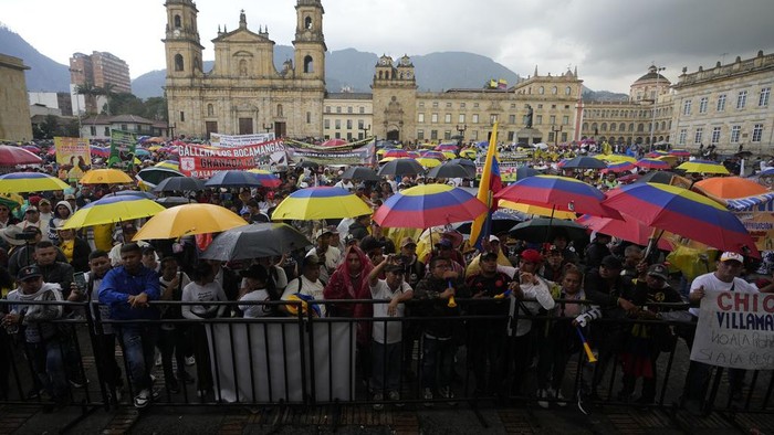 Rooster handlers gather at Bolivar Plaza to protest against a proposed bill that would ban cockfighting in Bogota, Colombia, Tuesday, Oct. 8, 2024. (AP Photo/Fernando Vergara)