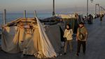 Warga Lebanon Bangun Pengungsian di Pantai