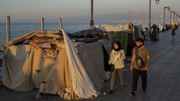 Warga Lebanon membangun pengungsian di sepanjang tepi pantai di ibu kota Beirut bagian barat.