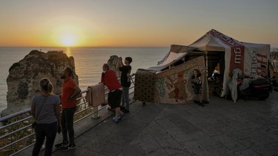 Warga Lebanon Bangun Pengungsian di Pantai