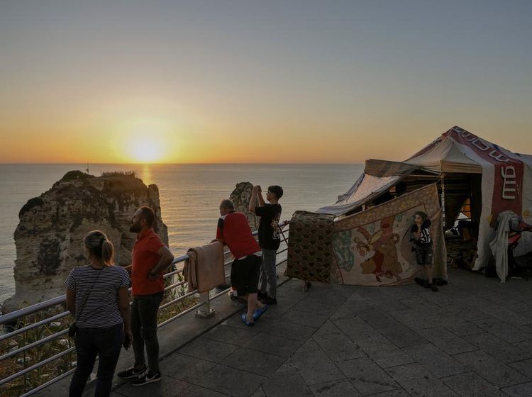 Warga Lebanon Bangun Pengungsian di Pantai