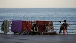 Warga Lebanon Bangun Pengungsian di Pantai