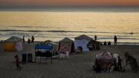 Tenda-tenda yang didirikan sebagai tempat penampungan sementara oleh keluarga-keluarga pengungsi yang melarikan diri dari serangan udara Israel di selatan dan Dahiyeh, terlihat di sepanjang pantai umum Ramlet al-Baida di Beirut, Lebanon, Selasa (8/10/2024).