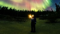 Aktivitas aurora akhir-akhir ini sangat kuat karena aktivitas matahari yang tinggi. Menurut NASA, matahari memancarkan suar matahari yang kuat pada tanggal 7 Oktober. (Courtesy of All About Lapland/Alexander Kuznetsov via REUTERS)