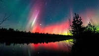 Aurora, yang terlihat di langit Sodankyle, di utara Lingkaran Arktik, diabadikan oleh seorang fotografer lokal yang menggambarkannya sebagai tampilan aurora merah paling terang yang pernah dilihatnya. (Courtesy of All About Lapland/Alexander Kuznetsov via REUTERS)