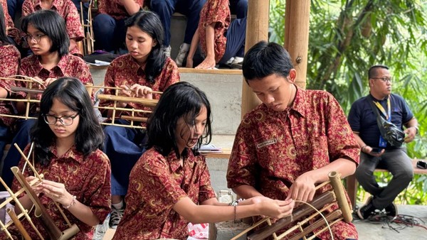 Serunya Murid SMP Labschool Jakarta Belajar di Lapangan: Membatik-Buat Angklung