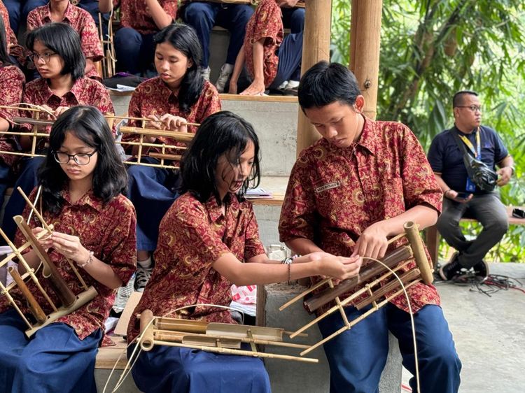Serunya Murid SMP Labschool Jakarta Belajar di Lapangan: Membatik-Buat Angklung