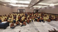 Kegiatan motivasi ini tidak hanya mendatangkan para motivator, tetapi juga meminta peserta didik untuk menuliskan target masa depan dalam sebuah proposal hidup. Sebelum menuliskan proposal hidup, mereka diminta membaca surat cinta dari orang tua masing-masing sebagai bahan refleksi. Foto: (Dokumentasi SMP Labschool Jakarta)