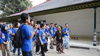 “Pengalaman saat berkunjung ke Pabrik Gula di Yogyakarta sangat menarik, kami bisa naik kereta atau loji yang digunakan untuk mengangkut tebu. Pengalaman paling keren bagi saya adalah saat belajar membatik di Hari Batik. Selain itu, dengan membatik langsung, saya jadi lebih menghargai budaya lokal yang mendunia, yaitu batik,” Ketua Umum OSIS SMP Labschool Jakarta, Fadhlan. Foto: (Dokumentasi SMP Labschool Jakarta)