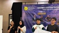 Menurut Lajeema, peserta didik kelas IX, membaca surat cinta dari orang tua menjadi penyemangat dan penguat dalam menuliskan target hidup dalam proposal hidup, terutama menghadapi tantangan di masa depan yang semakin tidak menentu.Foto: (Dokumentasi SMP Labschool Jakarta)