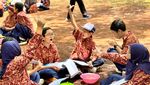 Serunya Murid SMP Labschool Jakarta Belajar di Lapangan: Membatik-Buat Angklung